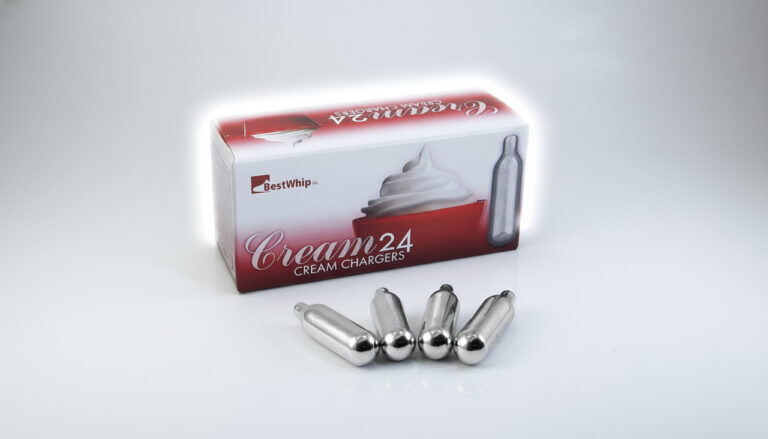 Product shot of a box of N2O whipped cream Sapulpa chargers and four loose metal cartridges on a clean white background.